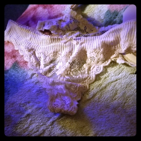 No Boundaries Bra & Victoria Secret Angel Thong - Picture 6 of 8